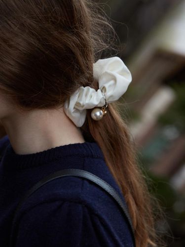 Pearl Charm Scrunchie - DEPOUND - Modalova