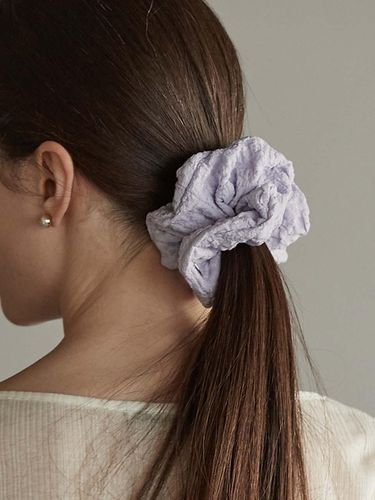 Crinkle Charm Scrunchie - BEMUSE MANSION - Modalova