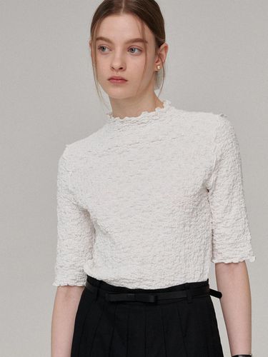 Mock Neck Crinkle Top - White - BEMUSE MANSION - Modalova