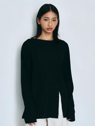 Unbalance Slit Point T-Shirt () - Neev - Modalova