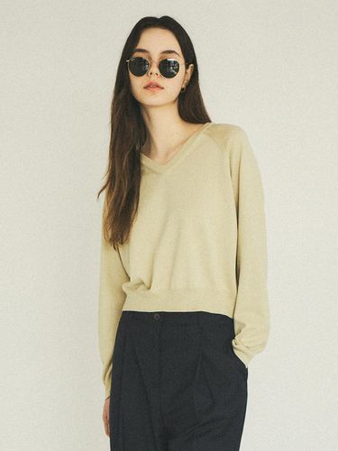 Classic Minimal Cropped V-neck Sweater - CITTA - Modalova