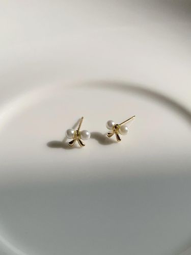 K Mini Pearl Ribbon Earring - fritt`e - Modalova