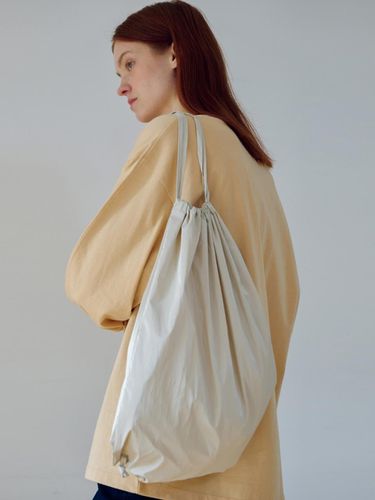 Glossy Drawstring Bag_Beige - UNNOUT - Modalova