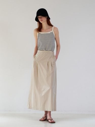 Glossy Maxi Skirt - Beige - UNNOUT - Modalova