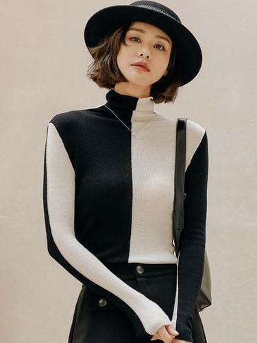 Black And White Slim Fit Turtleneck Top_Black - LANGSON - Modalova