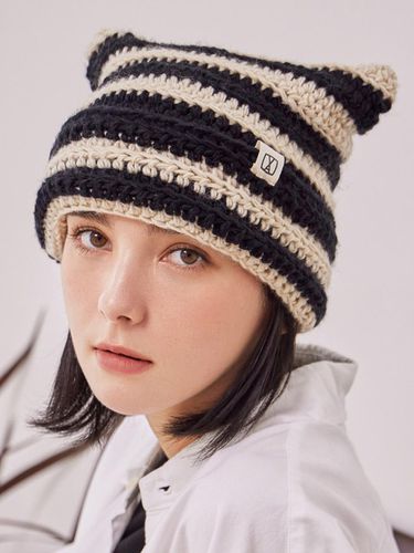 Square Label Stripe Crochet Beanie_Black - VARZAR - Modalova