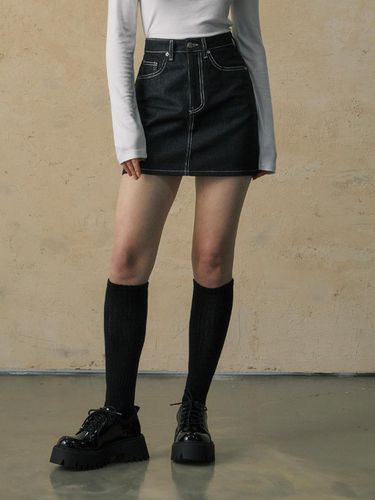 Contrast Raw Denim Mini Skirt_Black Indigo - WEST GRAND BOULEVARD - Modalova