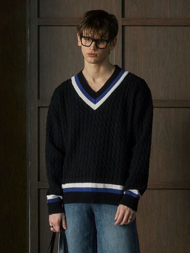 Oversized V-neck Cricket Knit Sweater_Black - WEST GRAND BOULEVARD - Modalova