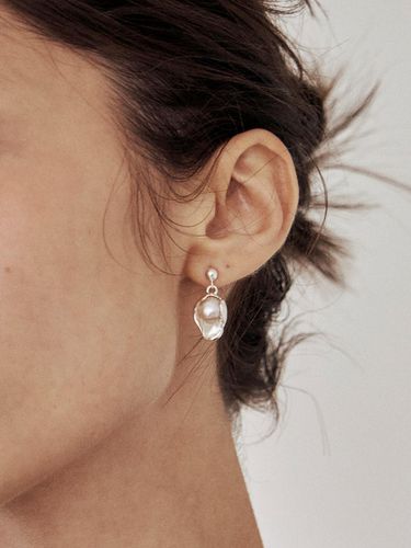 Persona Pearl Earring (L) - Dewy desert - Modalova