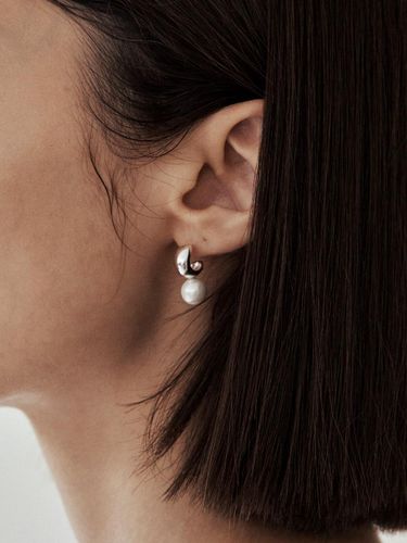 Volume Ball Hoop Earring_Pearl - Dewy desert - Modalova