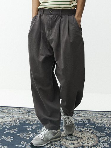 Two Tuck Cotton Twill Balloon Fit Pants_Dark Gray - MAGOODGAN - Modalova