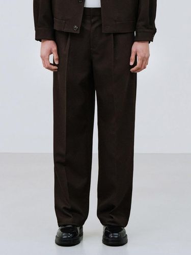 Bold Twill One Tuck Pants_Brown - STCO - Modalova