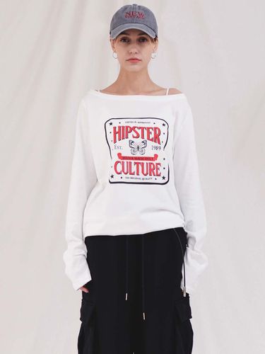 Hipster Off-Shoulder T-Shirt - PLUNASTUDIO - Modalova