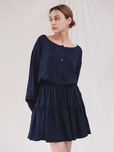 Pintuck Tiered Dress Navy - PLUNASTUDIO - Modalova