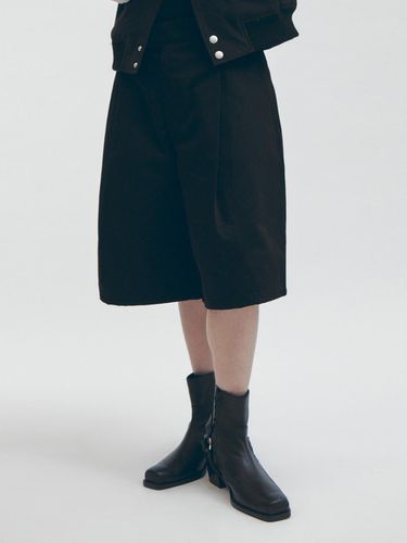 Wide One Tuck Bermuda Pants_Black - FAMILLE - Modalova