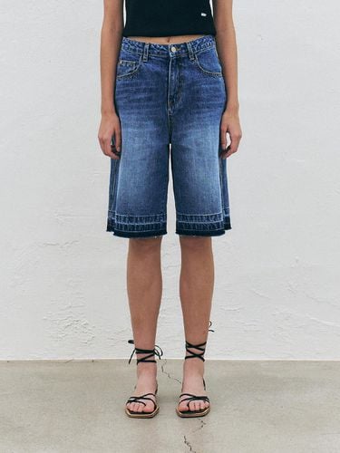 Frayed Denim Midi Shorts_Blue - KUME - Modalova