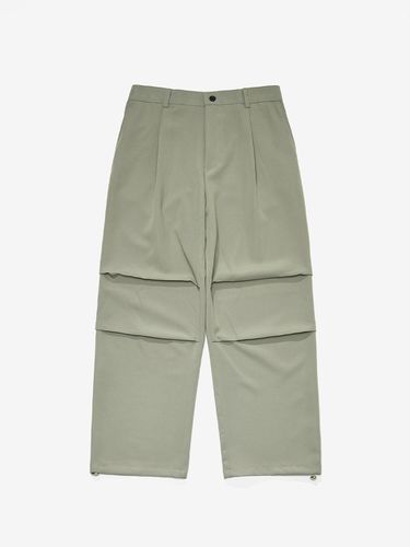 Business One Tuck Parachute Slacks_Light Khaki - TLEYOUNG - Modalova