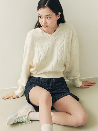 Twist V-neck Sweater / Cream - ZEROSTREET - Modalova