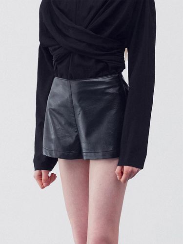 Faux Leather Shorts - Black - RE RHEE - Modalova