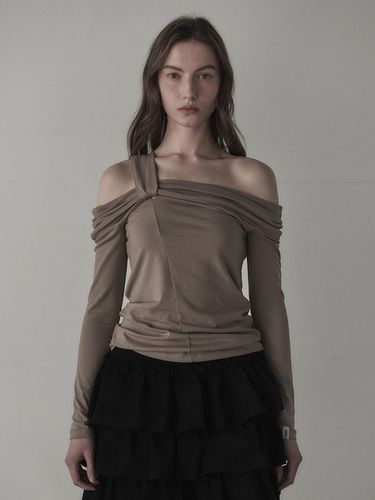 Daphne Draped Off-Shoulder T-Shirt_Brown - MAUSOLEUM - Modalova