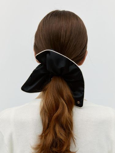 Square Satin Scrunchie_Black - DEPOUND - Modalova