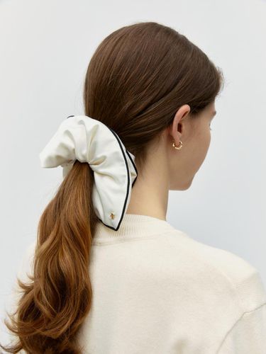 Square Satin Scrunchie - DEPOUND - Modalova