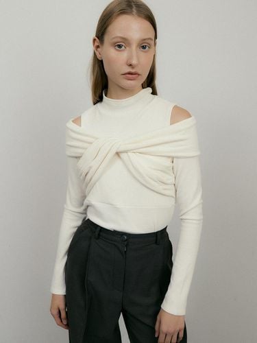 Turtleneck Layered Twisted T-shirt - ourcomos - Modalova