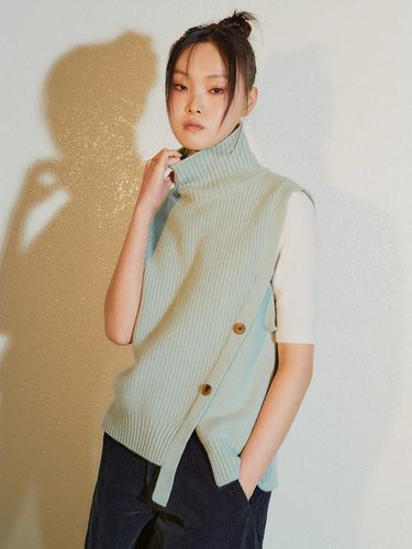 Button Point Turtleneck Knit Vest - kuho plus - Modalova