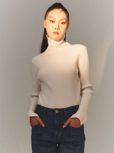 Essential Turtleneck Pullover - kuho plus - Modalova