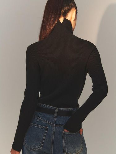 Essential Turtleneck Pullover - kuho plus - Modalova