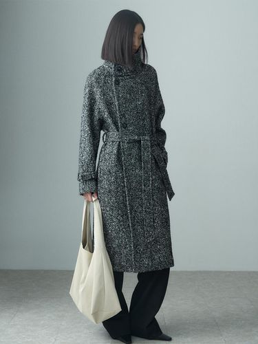 HIGH NECK BELTED HERRINGBONE COAT - RE RHEE - Modalova