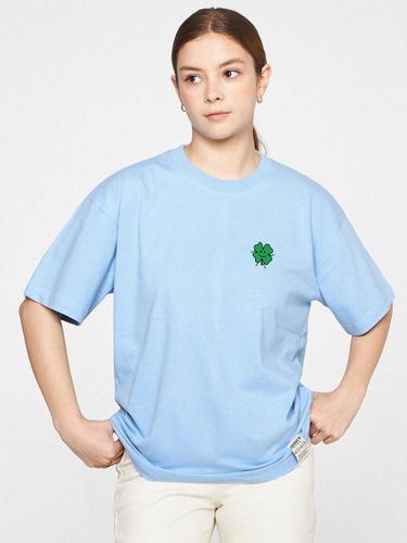 UNISEX] Drawing Clover Back Logo Short Sleeve_Sky Blue - GRAVER - Modalova