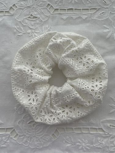 Eyelet Hair Scrunchie - OUI SAY YES! - Modalova