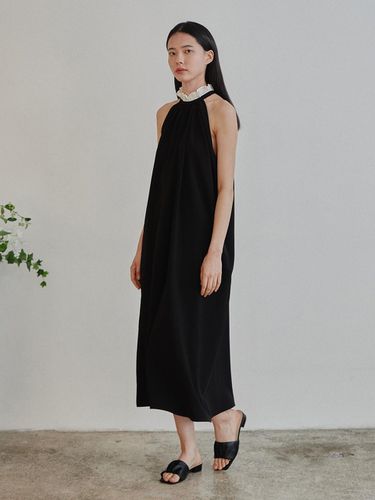 Frill Neck Halter Maxi Dress_Black - TAV - Modalova