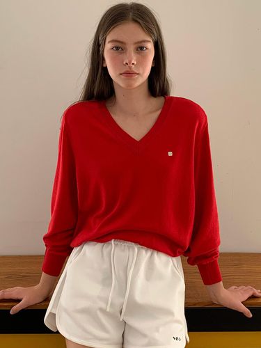 Metal Logo Bamboo V Neckline Knit Top_Red - INJIACTIVE - Modalova