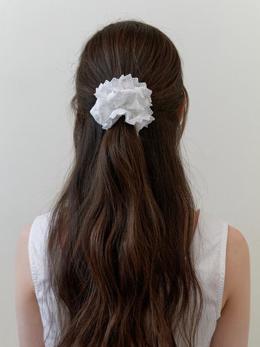 Ruffle Lace Cotton Scrunchie_White - KINDABABY - Modalova