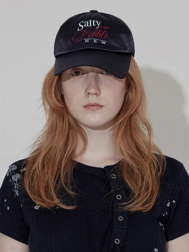 Silky Logo Cap _ Navy - SALTY PEBBLE - Modalova