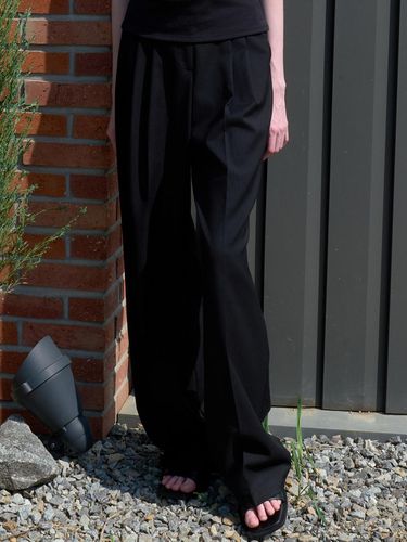 Classic Pleated Wide Slacks - Black - ouie - Modalova