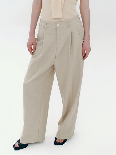 Tuck Basic Slacks - marieclaire - Modalova