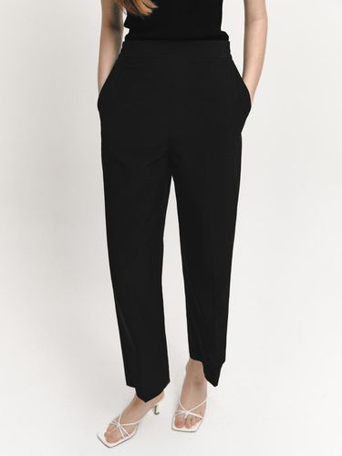 Wrinkle Free Back Banding Straight Pants - marieclaire - Modalova