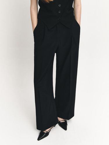 Wrinkle Free One Tuck Wide Fit Pants - marieclaire - Modalova