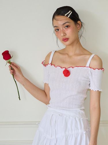 Corsage Point Strap Off Shoulder T-shirt_White - SALON DE YOHN - Modalova