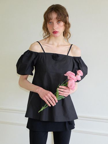 Two-way Off Shoulder Corsage Blouse_Black - SALON DE YOHN - Modalova