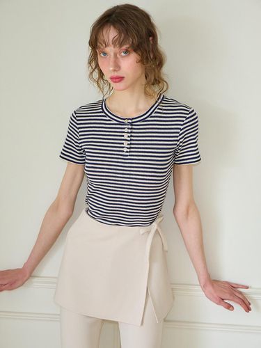 Punching Stripe T-shirt_Navy - SALON DE YOHN - Modalova