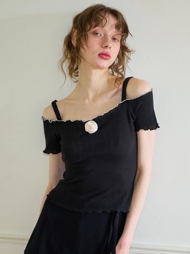 Corsage Point Strap Off Shoulder T-shirt_Black - SALON DE YOHN - Modalova