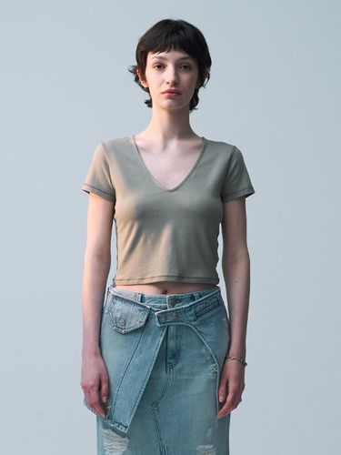 V-Neck Stitch Crop T-shirt_Khaki - ellonarc - Modalova