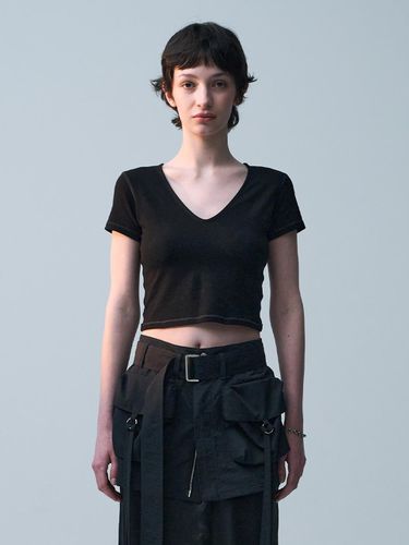 V-Neck Stitch Crop T-shirt_Black - ellonarc - Modalova