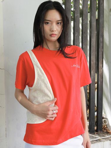 Naomi T-Shirt (Red) - nuuanu - Modalova