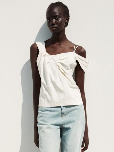 Asymmetric Shoulder Blouse_Pearl - RE RHEE - Modalova