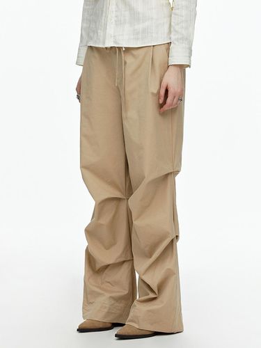 WIDE-LEG PARACHUTE PANTS_BEIGE - FALLETT - Modalova